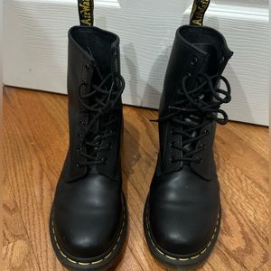 Dr. Martens 1460 WOMEN'S SMOOTH LEATHER LACE UP BOOTS